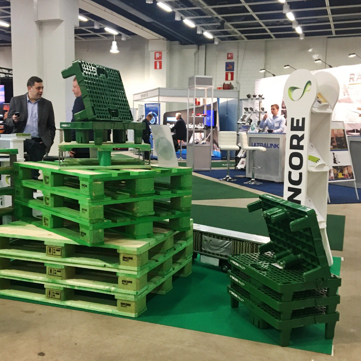 LogisticsHKI's tweet photo. Verkostoituminen on tapahtuman a ja o! Montako uutta kontaktia olet jo tehnyt? Muista rintakorttisi Touch&amp;Collect-ominaisuus! #LogisticsHKI https://t.co/Yx0ojX3Pf4