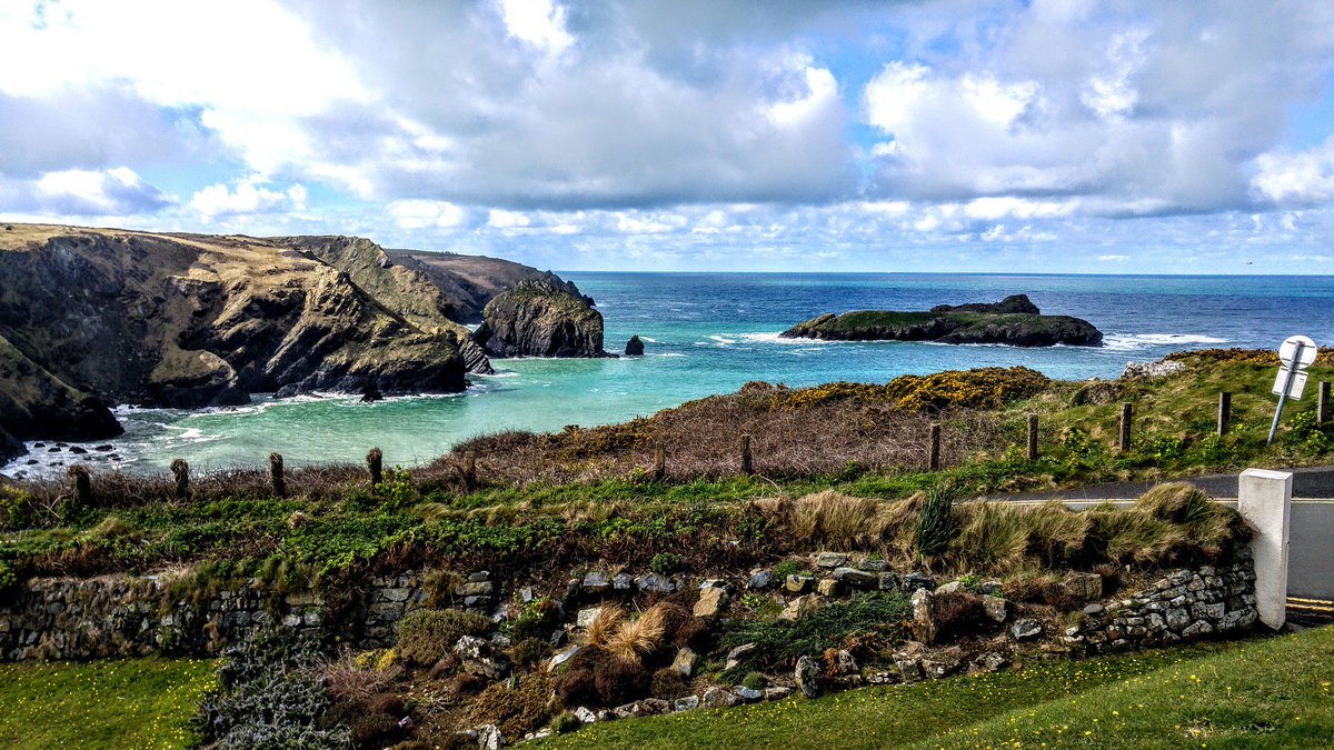 MapsofCornwall's tweet image. Beautiful #Mullion in #Cornwall with plenty of places to EAT, STAY, PLAY &amp;amp; SHOP. Find on Google location map here &amp;gt; freemapsofcornwall.co.uk/our-directory/…