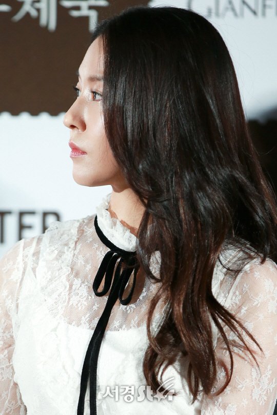 BGCITW's tweet photo. @BoAkwon [NEWS Pic_5] 171012 #BoA Movie <autumn post> office media preview https://t.co/bnAfjFD5Tp