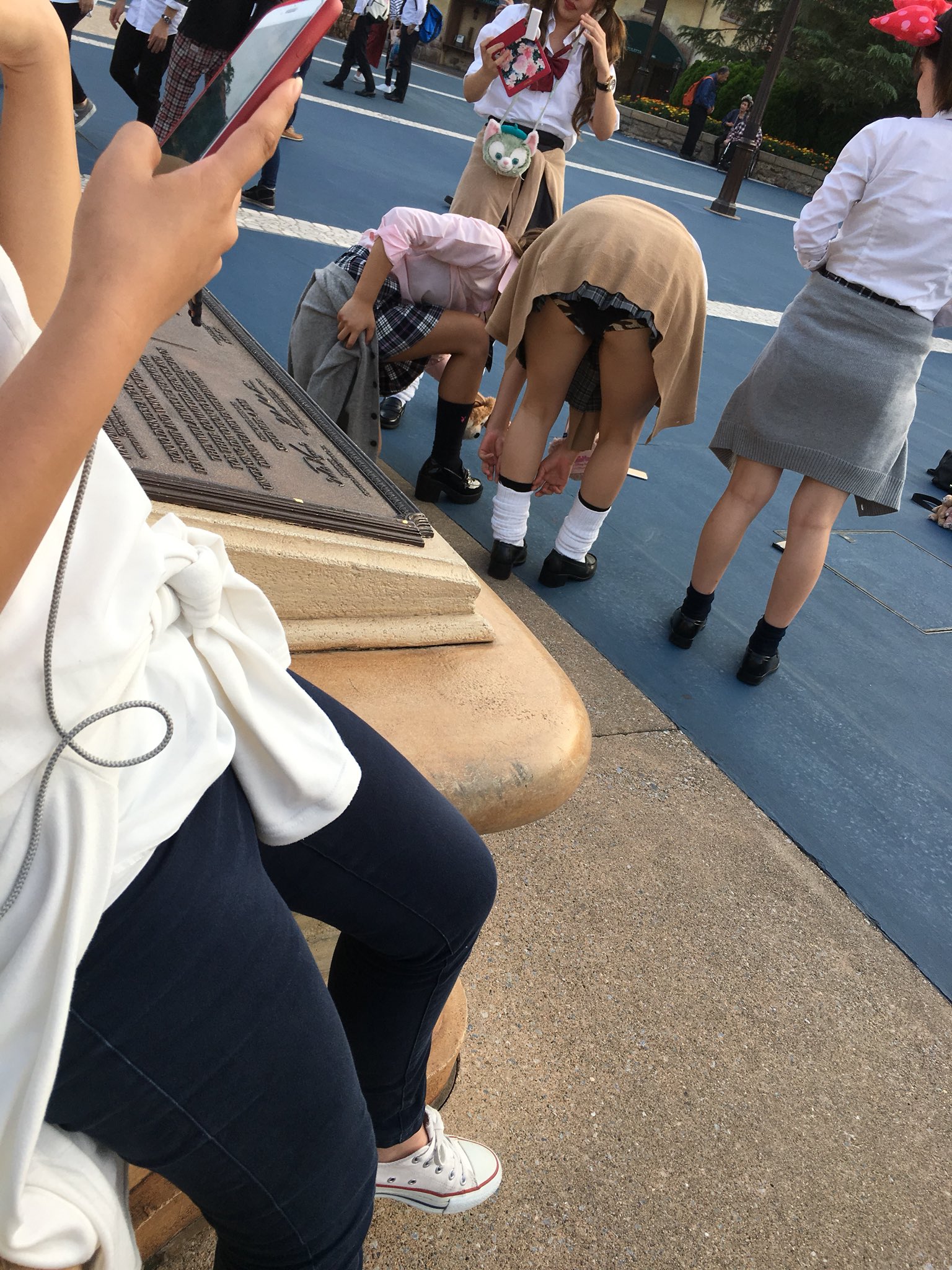 ট ইট র ディズニーシーの地球儀の前で寝転がってるjk もどき パンツ丸見えで品がない いつからディズニーはこういう人達で溢れ出したんだ