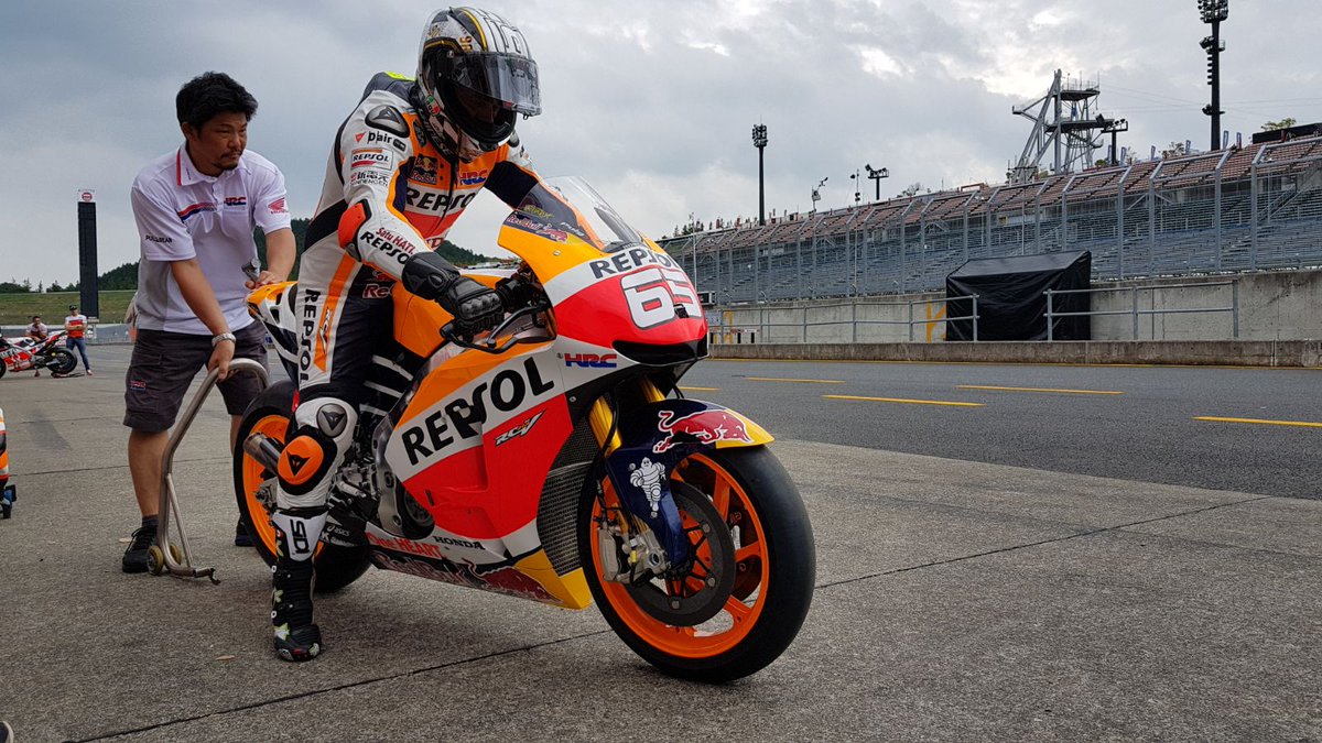 box_repsol's tweet photo. ¡Sorpresa! Hoy en #Motegi un joven piloto 🍼 con mucha proyección ha rodado en la RC213V. ¿Le conocéis? #JapaneseGP https://t.co/UBFpEN2L5z
