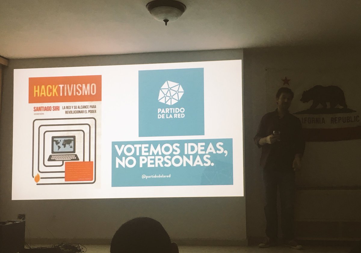 SharonLisseth's tweet photo. Genial charla de @felcheck en #LearningNight - Hacktivism 👌 "Crea una/tú salida". https://t.co/icdEz2kbMI