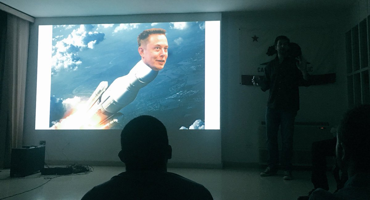SharonLisseth's tweet photo. Genial charla de @felcheck en #LearningNight - Hacktivism 👌 "Crea una/tú salida". https://t.co/icdEz2kbMI