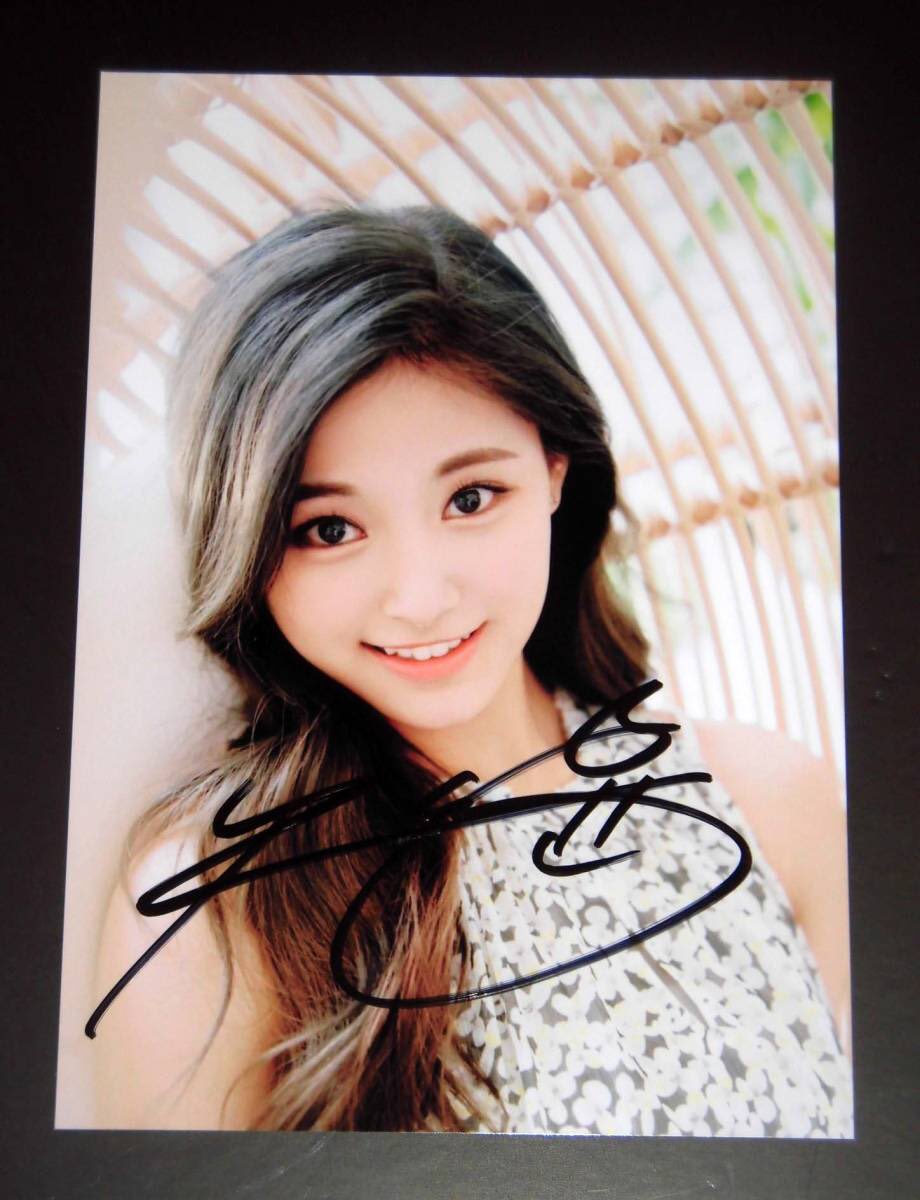 qYfU1fY6TLjfa5m's tweet photo. TWICE

ツウィ💕
直筆サイン入り・スチール写真❣️❣️

応募方法は⤵︎
フォロー&amp;リツイート✨
リプで当選率UP🙌

限定1名様‼︎にプレゼントします🎁

#TWICE
#ツウィ https://t.co/mrHVV1w2yf
