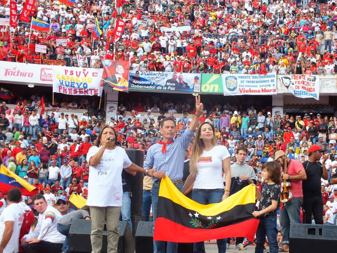 charlychaves's tweet photo. #TachiraGanaConVielma  Alegría y amor se vivió en Pueblo Nuevo con el cierre de campaña de nuestro querido gobernador!  @VielmaEsTachira https://t.co/Tc48AQXL8P