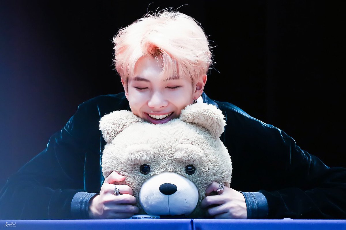 KeepReal_0912RM's tweet photo. 171008 HD📍홍대 팬싸  #랩몬스터 #RM #RAPMONSTER #남준 #방탄소년단 #김남준 @BTS_twt https://t.co/OnBYnMtvuX