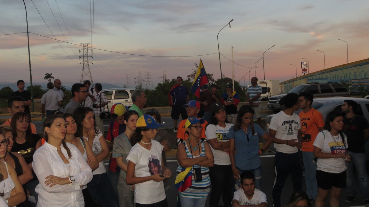 YonaideSF's tweet photo. 21 organizaciones de la sociedad civil larense rinden homenaje a los caídos hoy en el Distribuidor Tarabana. https://t.co/JPaMO1I0ch