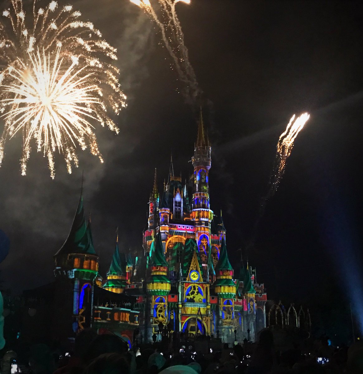 KMKblvd's tweet photo. You know where I wish I was? Like, everyday? #disney #takemebackagain ❤️🐭 https://t.co/0pBXHyRDPO