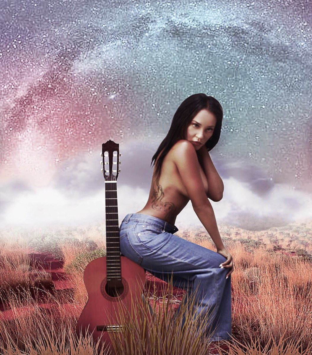 TimeWithTrish's tweet photo. No musician but I can play you a song ππΆ shot by Flocko MUA Sokhna π #TimeWithTrish #LiifeIsCrazy #iAmMePatriciaNeves https://t.co/Os19EeDOZg
