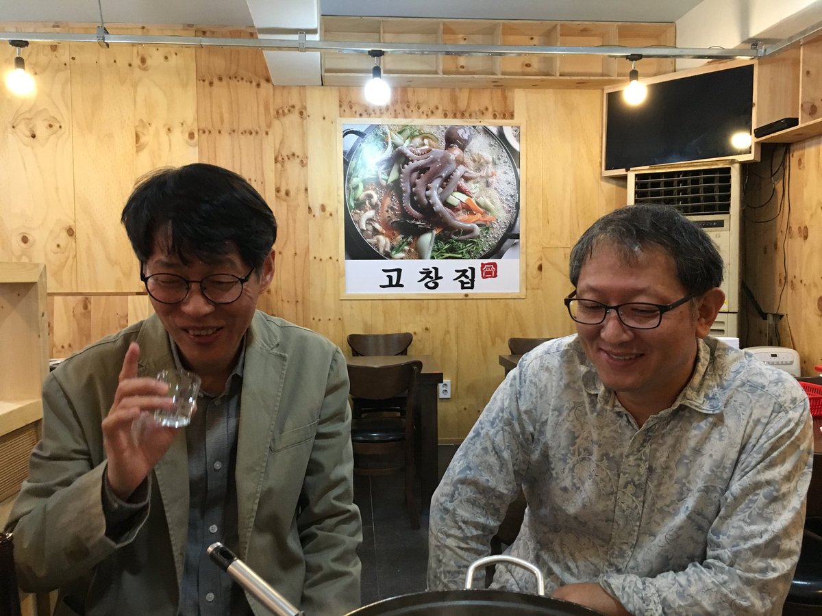 시인 윤병무, 소설가 안성호와 신촌의 고창집에서 낮술하고 있다. 기분이 아주 좋다.