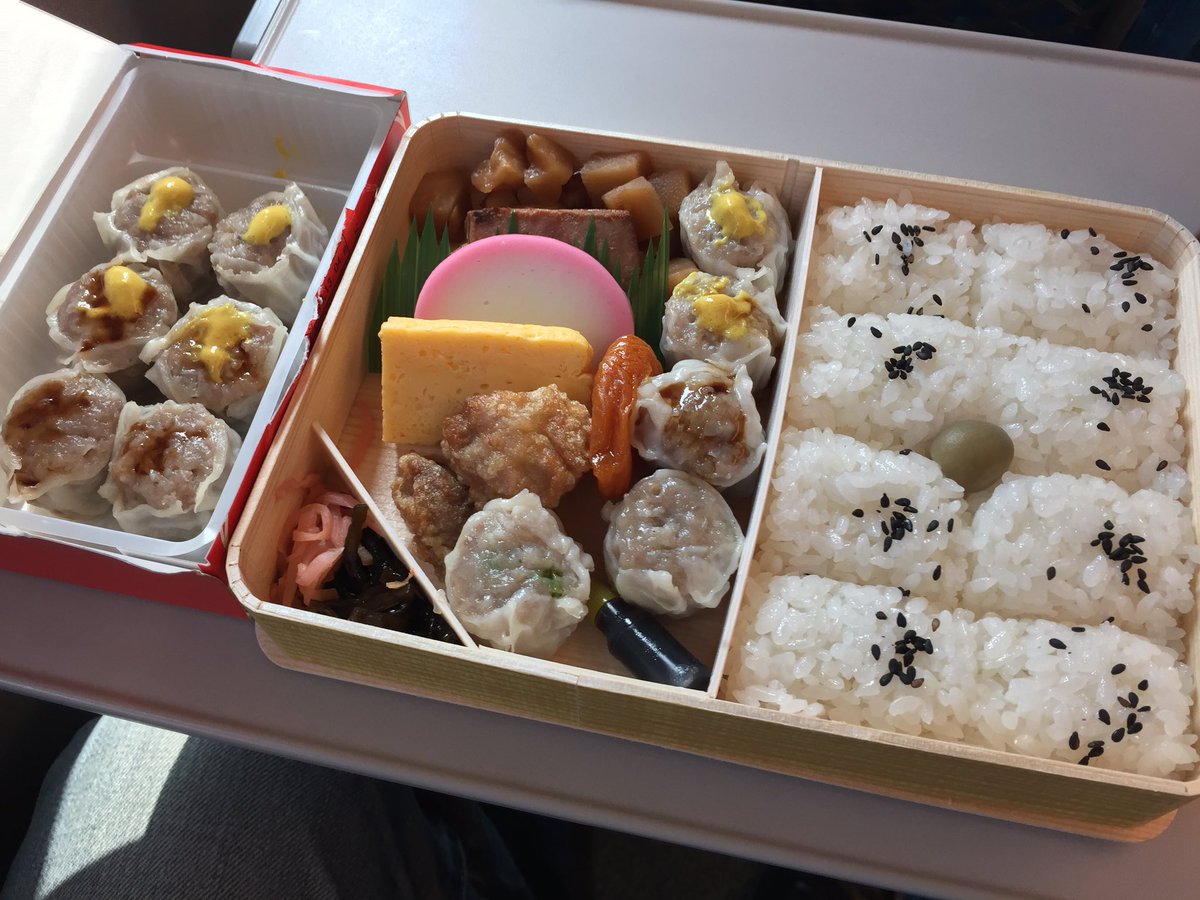 飯田昌弘 בטוויטר 崎陽軒 シウマイ弁当 ポケットシウマイ このお弁当の熱狂的ファンは多いが 新幹線で 通勤 していた時は特に好きというわけではなかった でも久々の新横浜駅の 駅弁売り場で 新商品もいくつかあったのに ついこれを選んでしまうあたり やはり何か