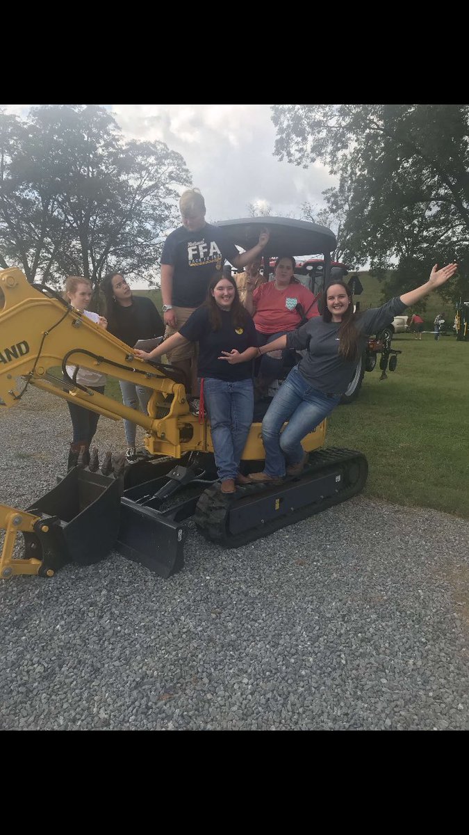 ffanvaveep's tweet photo. Northeast AG career day 2017...never will I forget the memories made with them ❤️ https://t.co/zChlQoDGbJ