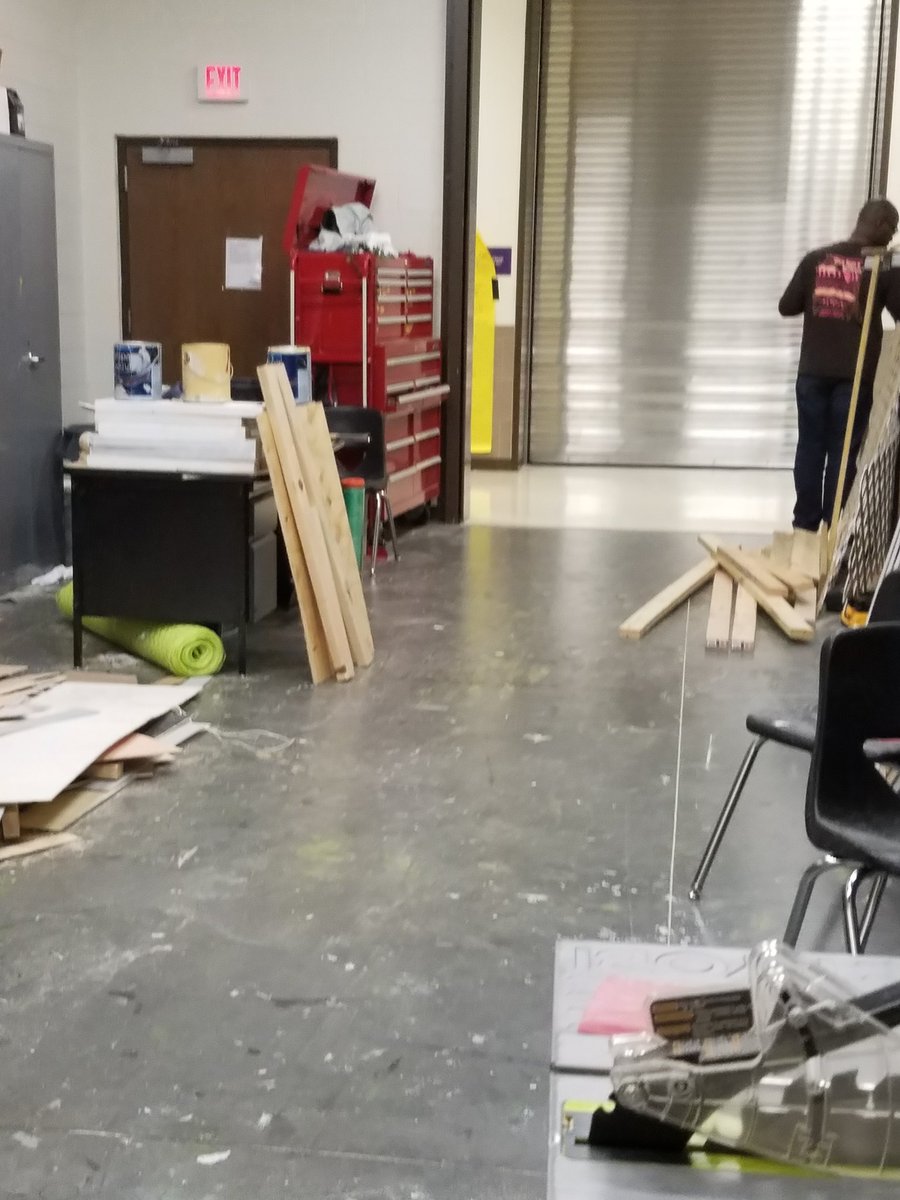 mamatwoboys's tweet photo. Oh my! Where did that big piece go? @knightechies @knightheatre students prepared to be AMAZED! #ihsPicnic #admirefromtheSTAGE #NOTinside https://t.co/lotErR6Qxo