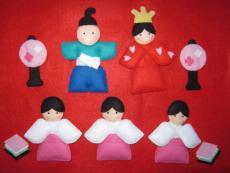 安いかなぁ 雛人形 手作り フェルト 手づくりひな人形 フエルト品 趣味の手づくり品です その点ご了承ください 人形５体とぼんぼり ひしもち 台に置いたり 壁掛け等に お内裏様 お雛様 約１２cm T Co