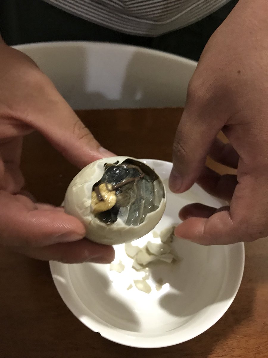 Yohei בטוויטר お昼ご飯に 誰かがどこかから買ってきたバロットがあって とりあえず剥いてみた セブでは露店でそこら辺で売ってるメジャーな食べ物なんだけど 孵化前のアヒルの卵を茹でたもの かなりグロい
