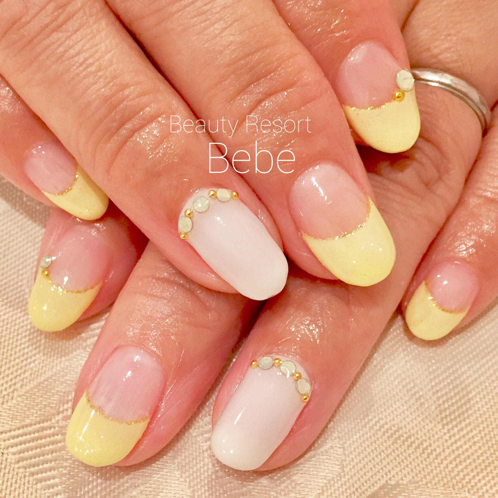 توییتر Beauty Resort 美be در توییتر イエローもこんなパステルカラーなら取り入れやすいですね オフホワイトと合わせて優しく柔らかい印象に仕上がりました フレンチネイル イエローネイル ネイル ネイルアート ジェルネイル 箕面 大阪 Frenchnails