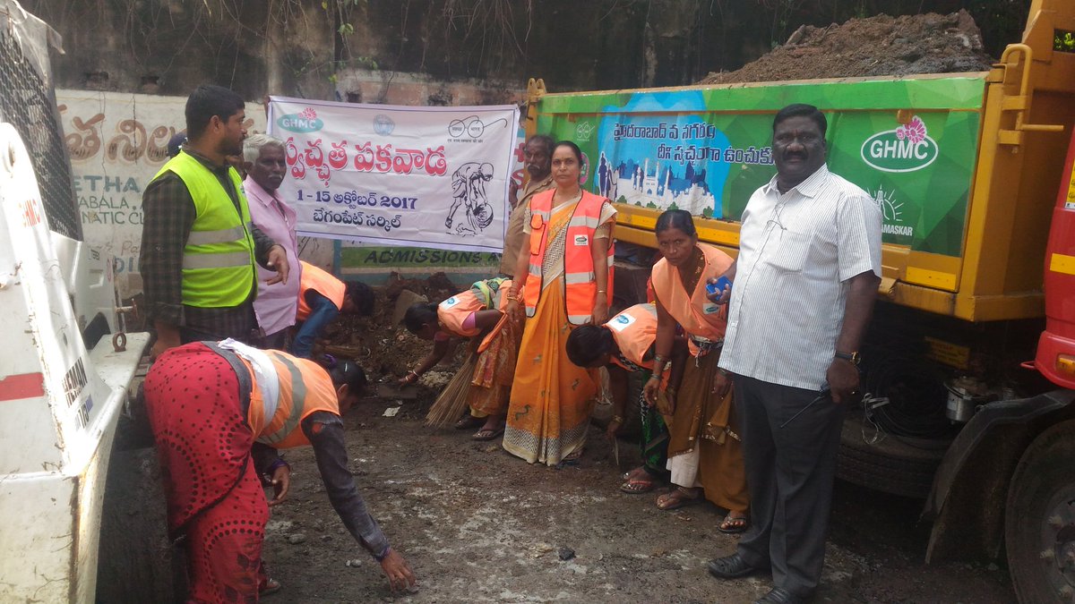 DC_Begumpet's tweet photo. @GHMCOnline @SwachhBharatGov 
Swach pakwada prgrm debris removal on bansilalpet roads  in begumpet,volunteers&amp; Dc,staff participated https://t.co/g7OspG1izx