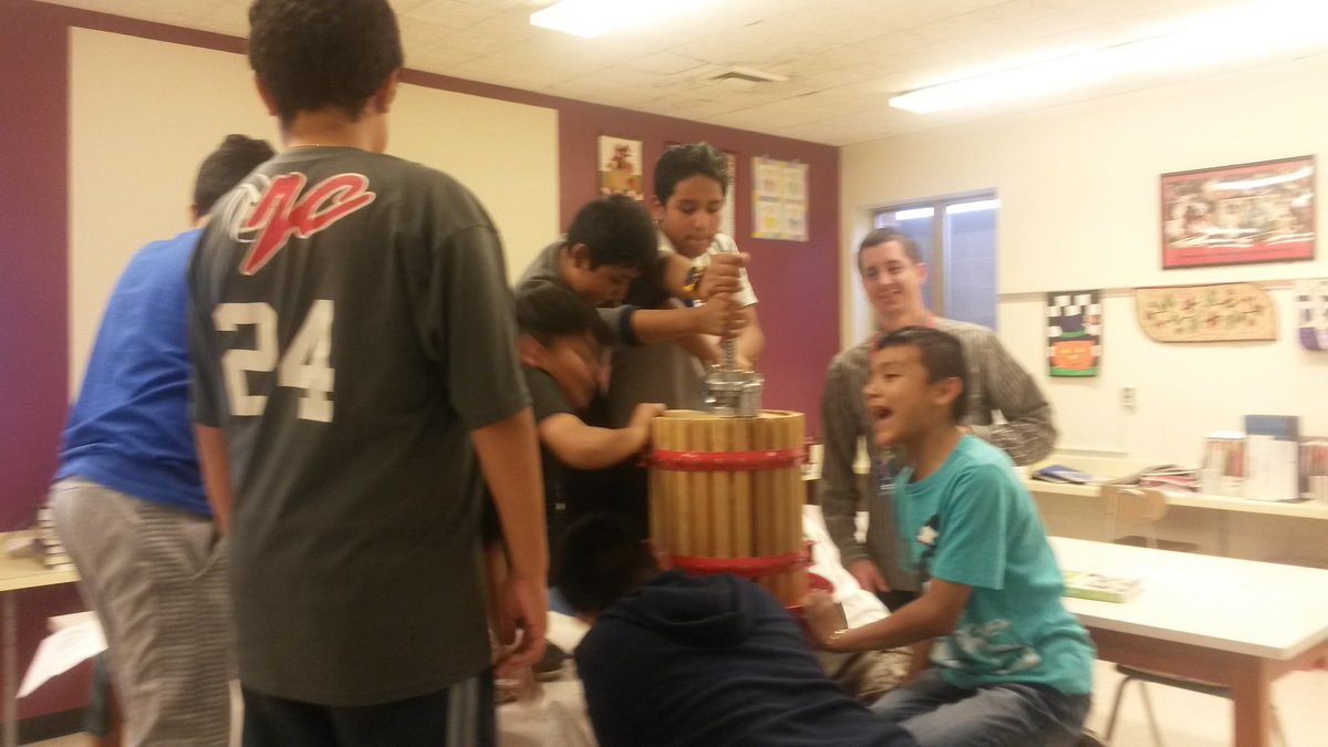 Mr1Verduras's tweet photo. #Sennettshines 🍎 🍏 Pressing apples has never been more fun...  Teamwork makes the dream work.  💪 https://t.co/pAfkk3VHyd