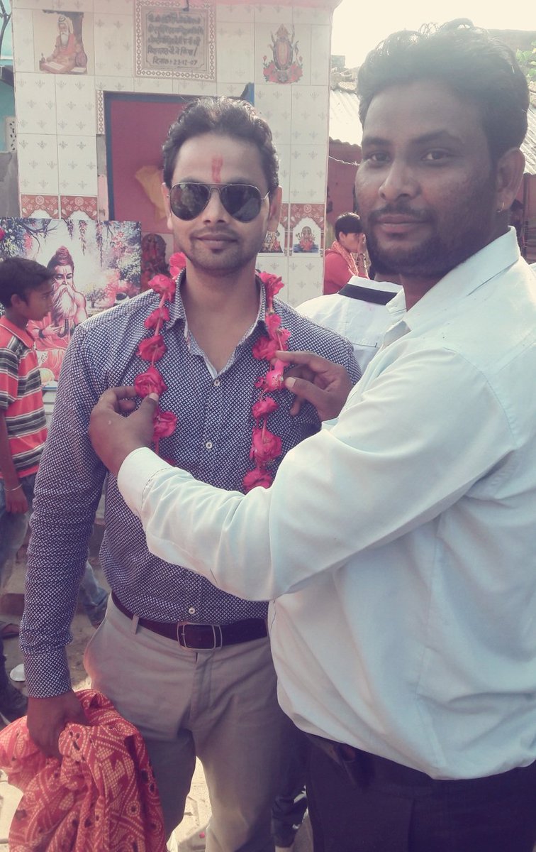 TheValmekiWorld's tweet photo. #ValmikiSamajBahAgra कमेटी ने #ValmikiSamajKurawali के अध्यक्ष #AmitPathour, संस्थापक #ShivamPathour, को स्मृति चिन्ह भेंट से सम्मानित किया। https://t.co/i88oJqqwTZ