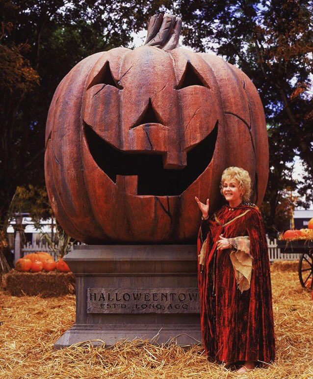 praisethelourd's tweet image. 👻❤️👻 #octoberessentials