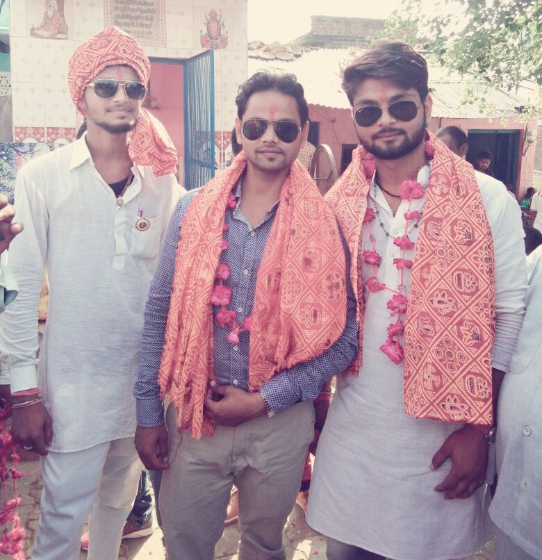 TheValmekiWorld's tweet photo. #ValmikiSamajBahAgra ने #ValmikiSamajKurawali अध्यक्ष #AmitPathour, संस्थापक #ShivamPathour, #AbhishekPathour को फूल-माला से स्वागत किया। https://t.co/bqdou5SL3U