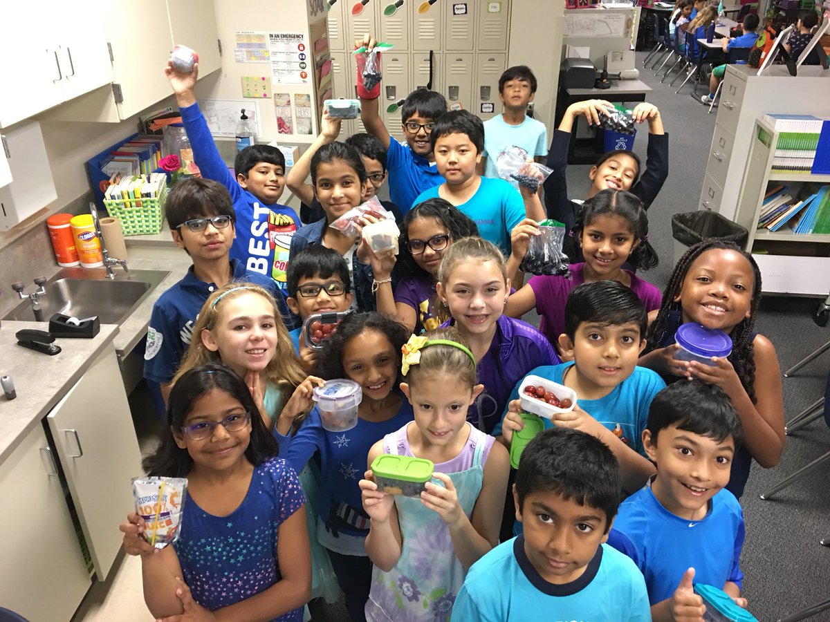 AndrewsFourth's tweet image. Better late than never!  Supporting #packweek with our blue and purple last Friday! 🍇