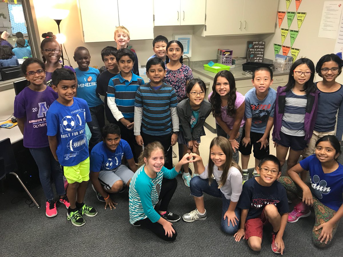 AndrewsFourth's tweet image. Better late than never!  Supporting #packweek with our blue and purple last Friday! 🍇