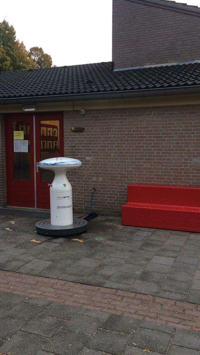 EvyvRoosmalen's tweet photo. Today; waterdrinkdag op @Nicolaasschool3! Het tappunt van @BrabantWater is klaar voor gebruik! @SEC_Oss #JOGGweek https://t.co/XlLRht2Tgh