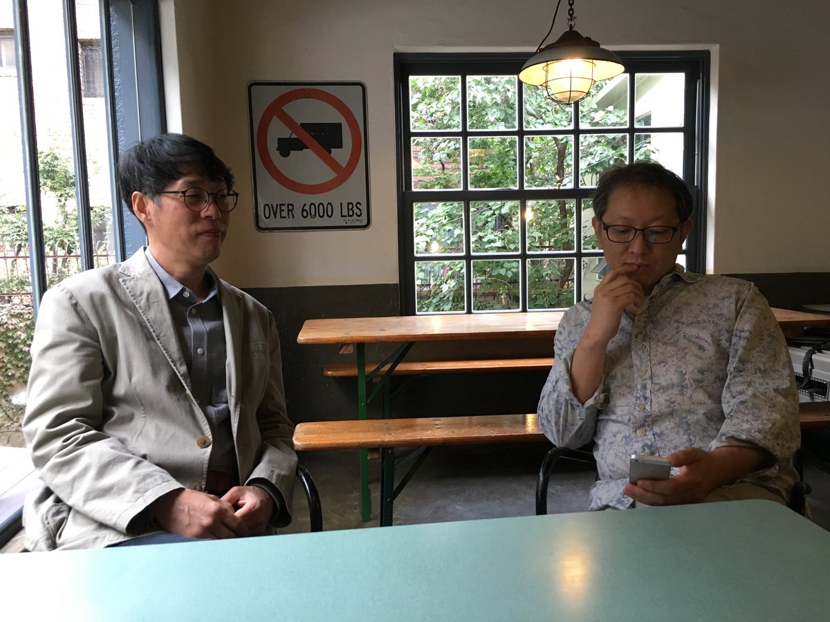 우리는 2차를 왔다. 우리에게 1차로 끝나는1차로 끝내는 술자리는 말이되지 않는다. 시인 윤병무와 소설가 안성호이다.