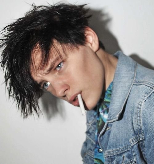 에리카 린더 스웨덴 출신 모델로, 여성이다. 레오나르도 디카프리오와 에드워드 펄롱의 리즈 시절을 떠오르게 하는 꽃미모. <빌로우 허>라는 영화에...