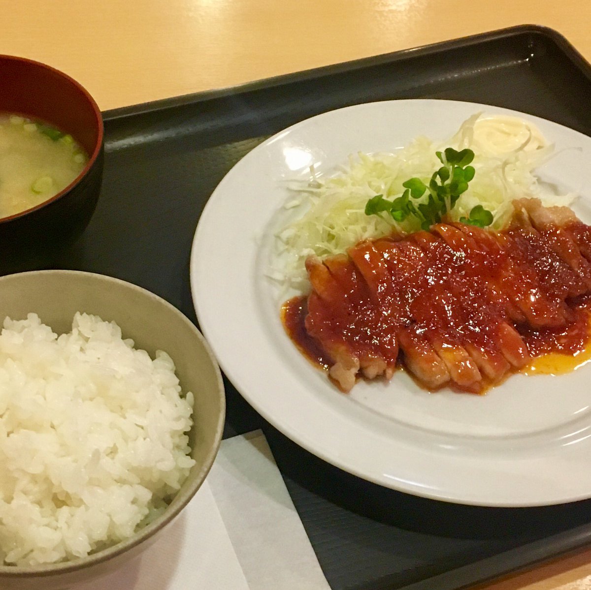 藤井克彦 今にも雨が降りそうです 遅いランチは 洋食屋ともんちゃ でポークソテーセットです 洋食ともんちゃ ともんちゃ ポークソテー 昭和 洋食屋 食堂 伏見町 路地 福山駅前 福山市 備後飯屋次郎