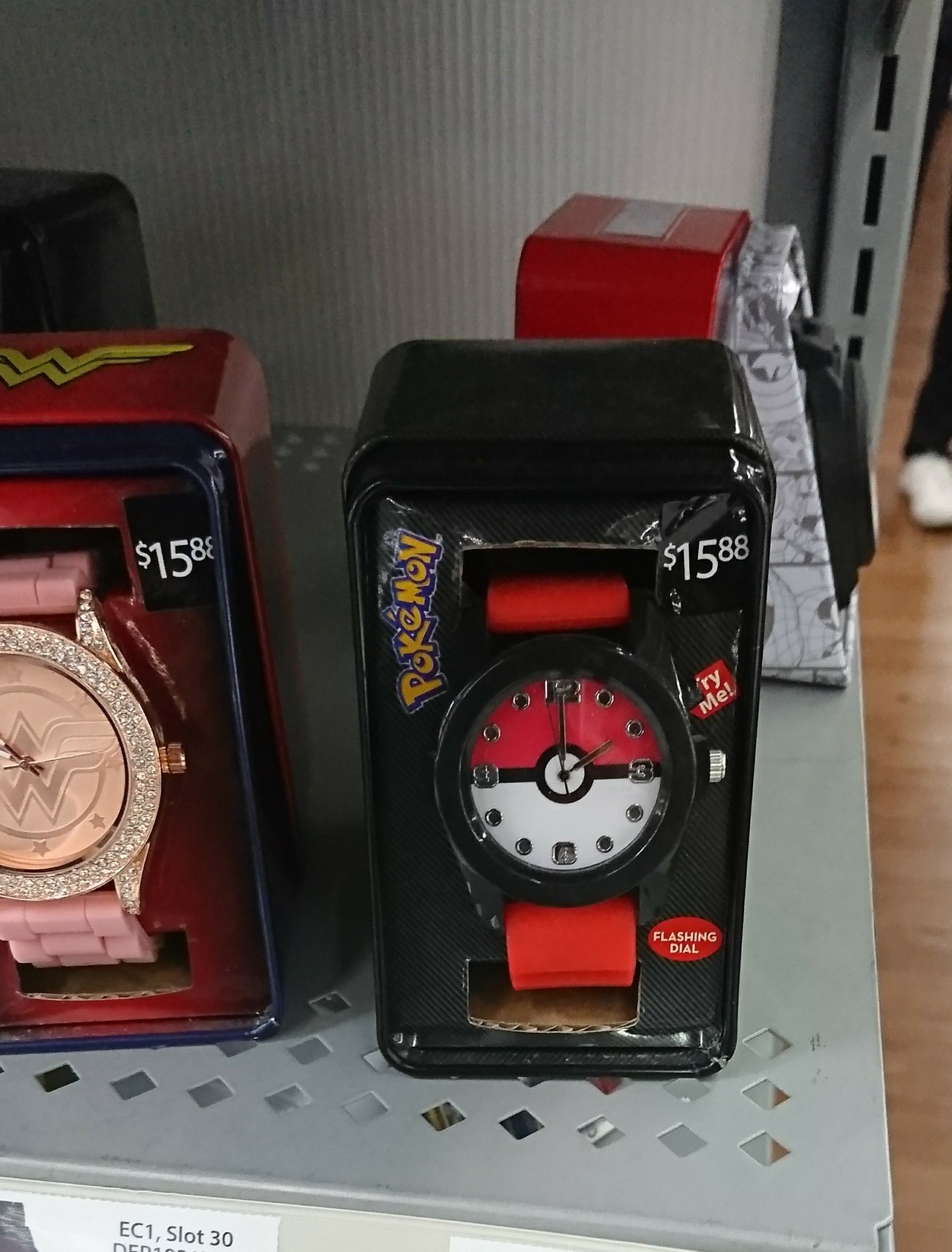 カイン 総合スーパーの時計売り場で モンスターボール型の腕時計が売ってた アメリカに来て約10日たったけど 色んなお店で ポケモングッズを見かけるので アメリカでのポケモン人気を間近で感じることができて良かった T Co 1v5zaclghb