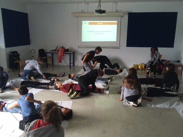 Prefet18's tweet photo. #rencontressecurite Initiation aux gestes qui sauvent de 106 élèves de 6ème du #CollegeGeorgeSand #AVORD @SDIS18 #DSDEN18 #UDSP18 https://t.co/XjV9eIdZxg
