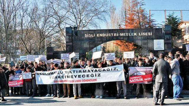 Örnek bir eğitim kurumu olan Şişli E. Meslek Lisesi yıkılmasın, yer değiştirmesin, üstelik daha da güzelleştirilsin! 

#sisliemlyıkılmasın