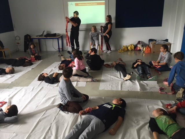 Prefet18's tweet photo. #rencontressecurite Initiation aux gestes qui sauvent de 106 élèves de 6ème du #CollegeGeorgeSand #AVORD @SDIS18 #DSDEN18 #UDSP18 https://t.co/XjV9eIdZxg