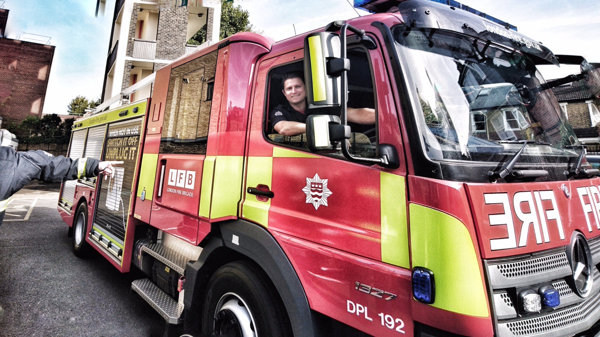 LFBGreenwich's tweet image. Familiarisation with the magnificent new #Mercedes Series 3 DLP appliance at #leegreen #firestation in #Greenwich borough @MercedesBenz