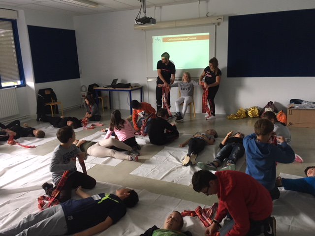 Prefet18's tweet photo. #rencontressecurite Initiation aux gestes qui sauvent de 106 élèves de 6ème du #CollegeGeorgeSand #AVORD @SDIS18 #DSDEN18 #UDSP18 https://t.co/XjV9eIdZxg