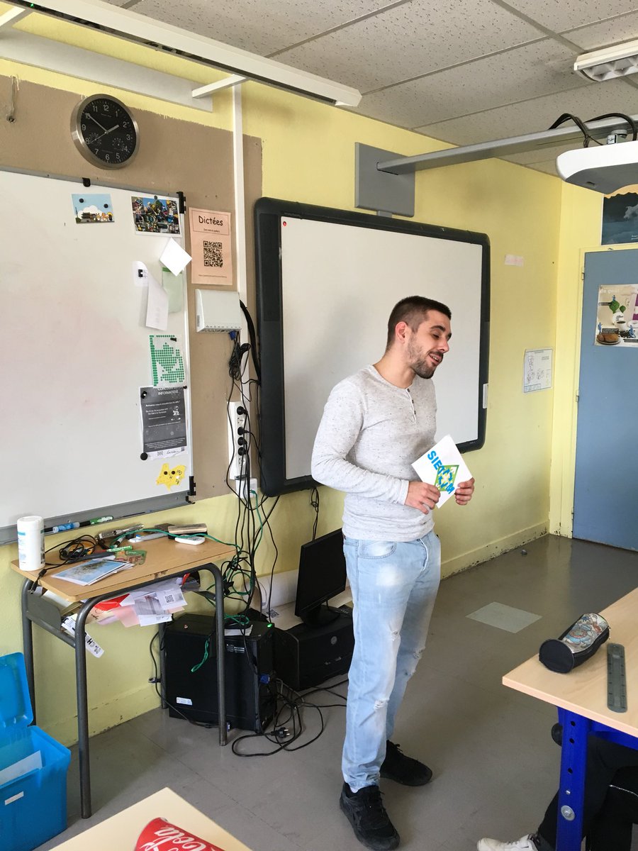 quiritcurie's tweet photo. Dans le cadre de notre projet de classe et d’école, Mike vient nous rappeler le fonctionnement du composteur. #sietom #PmcE3D https://t.co/KXl3JnI6bQ