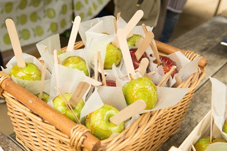 CUBotanicGarden's tweet photo. What did the apple skin say to the apple? I've got you covered...

Try our tasty toffee apples &amp; treats on #AppleDay https://t.co/sOndpBiGYF https://t.co/52LlT05JDy