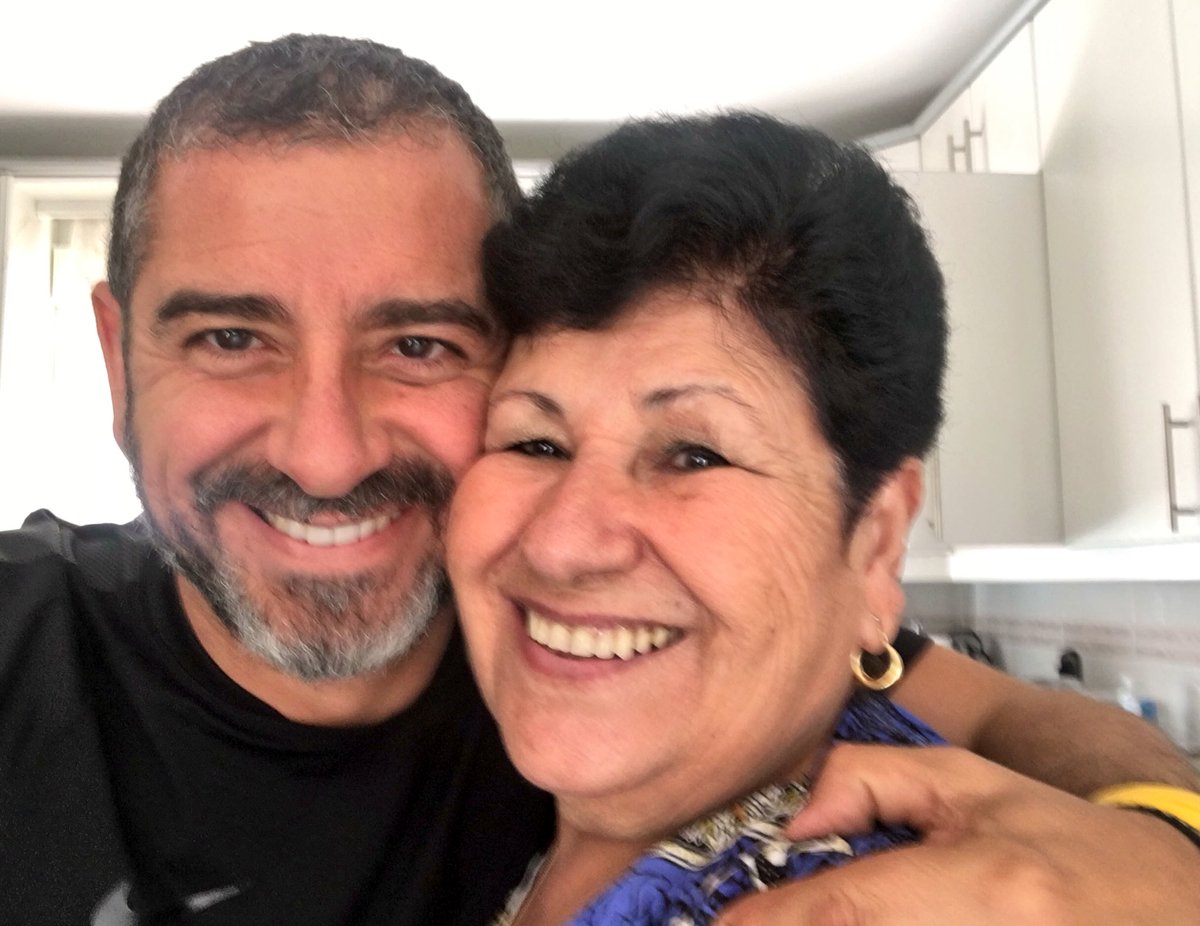 JuanOchoaVela's tweet photo. Mi mamá ha venido cargada de avíos para hacer un menudo de los que saltan las lágrimas. #MiMamáMeMima #MasterChefMom https://t.co/uPTPFAz1Ra