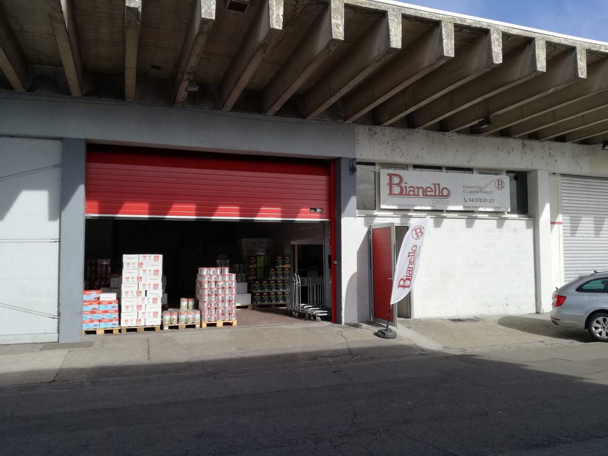 qu4tremedia's tweet photo. Ce soir dans le JT on vous emmène au Marché couvert de Droixhe ou marché matinal. Il se porte bien #Liège #produitsfrais #commerces https://t.co/3iW3kMFav6