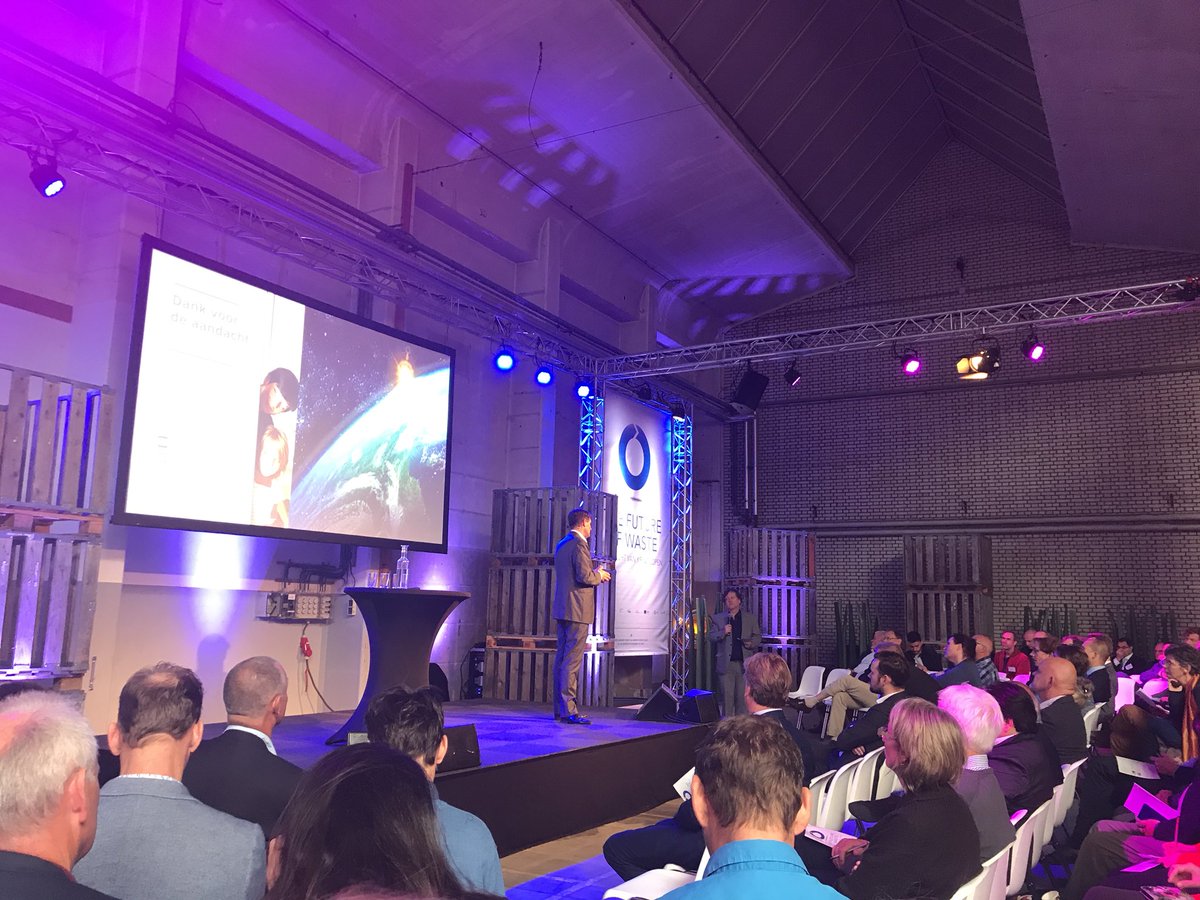 Steffenie_Pape's tweet photo. Mooie bijdrage @AartJC over circulaire economie en hoe we echt anders moeten gaan denken en handelen #FoW #GTW17 https://t.co/zv0NngnhJd
