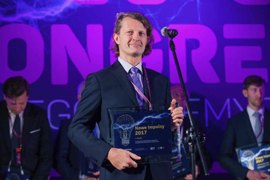 Gradis_Lighting's tweet photo. Wyróżnienie za stworzenie ciekawej oferty realizującej w praktyce ideę efektywności energetycznej w rękach @wojnickiAgh #NowyImpuls2017 #knp https://t.co/bUjFMLMCfG