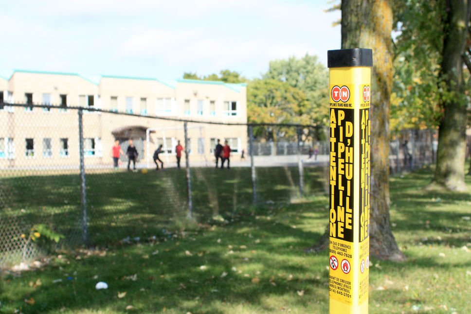 patbonin's tweet photo. Pas d'allure! École primaire encerclée par le vieux pipeline à risque de #TransNord qui a 65 ans & doit être changé! https://t.co/HwlVDl4QWR https://t.co/RsETk5zqug