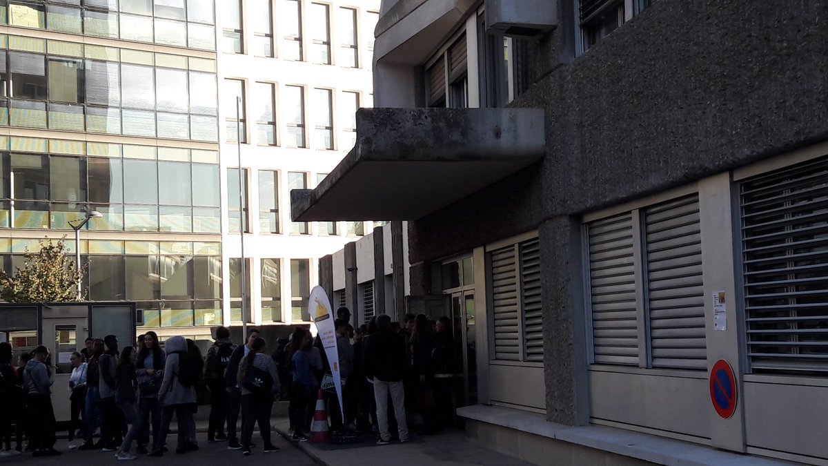 emilie6900's tweet photo. #SuperCodeurs go pour une #journée avec 4 classes du collège balzac de #venissieux #DigitalHumain #ProudtobeOrange @OrangeAuRA @pabrunet 🤗 https://t.co/cURnbzPi37