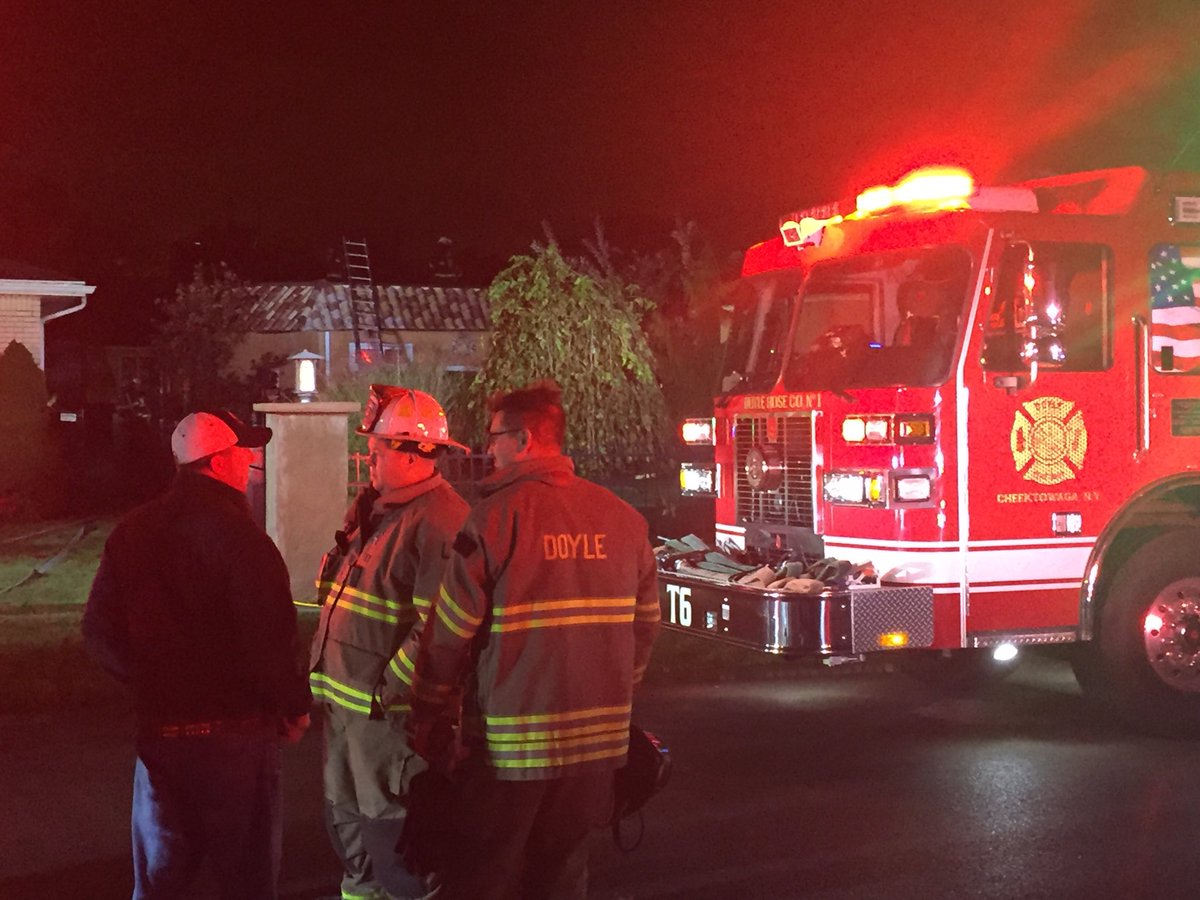 CmooreMoore1's tweet photo. Fire fighters from Doyle Fire District fighting a fire on Aris Avenue in Cheektowaga..@WGRZ https://t.co/HAUocCz225