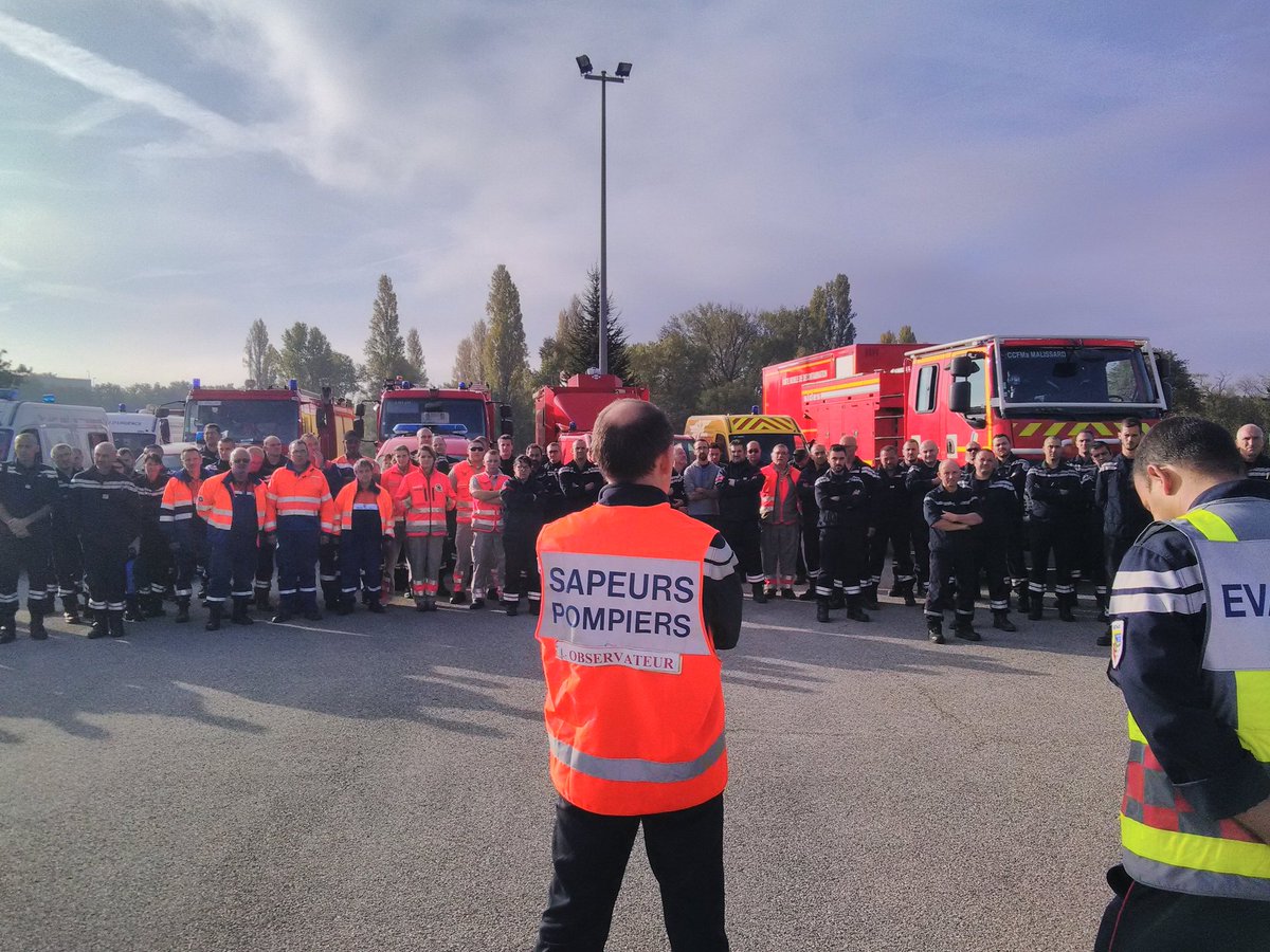 sdis26's tweet photo. #Exercice #NOVI #NRBCe #Chateauneufsurisere accueil et briefing des équipes @sdis26 @CroixRouge @ProtecCivile26 @Gendarmerie #Crs49 https://t.co/FolWh246TL
