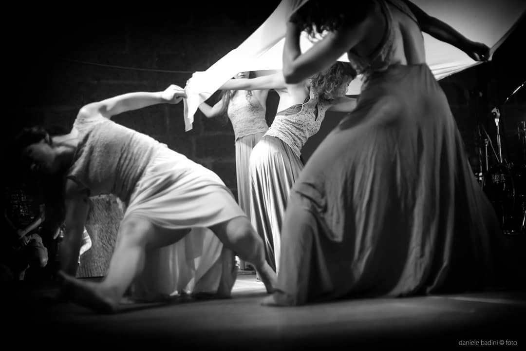 Tarantarte2's tweet photo. Siamo corpi distorti con la necessità di ritrovarsi
#PremesseaKore #13ottobre #teatrokoreja #Lecce 
https://t.co/xOJ0xfIJoW https://t.co/4PGu4218Vc