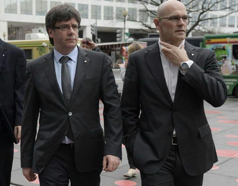 EstifMcQueen's tweet photo. Romeva y Puigdemont parecen el antes y el después de un anuncio de crecepelos https://t.co/IwbgooqEOX