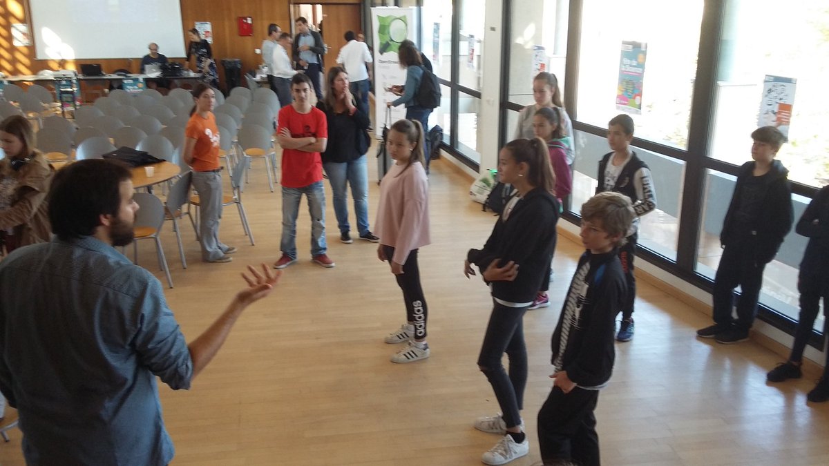 opendata_fr's tweet image. L&apos;#opendata avec les pieds : un atelier pour des collégiens avec les @petitsdeb lors de la journée &quot;Data ouvre toi&quot; à #Martigues .
